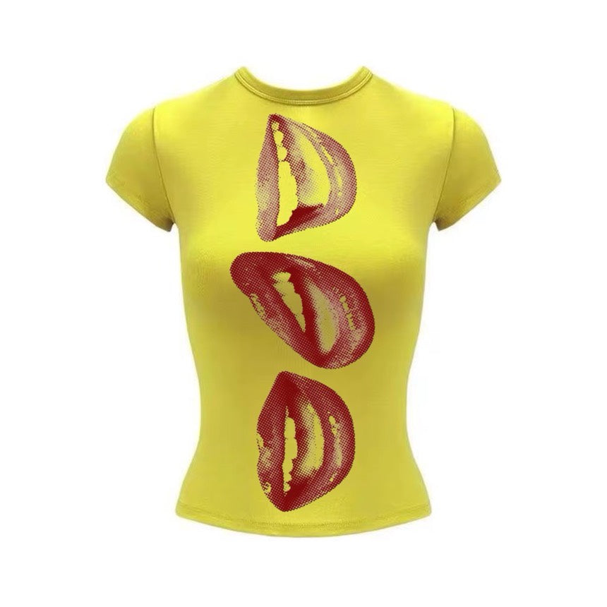 T-shirt jaune ajusté, trois bouches tramées en rouge alignées verticalement