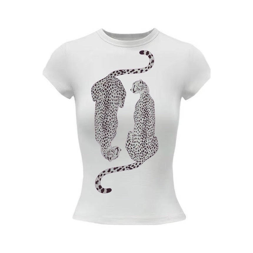T-shirt blanc ajusté, deux guépards tachetés se faisant face
