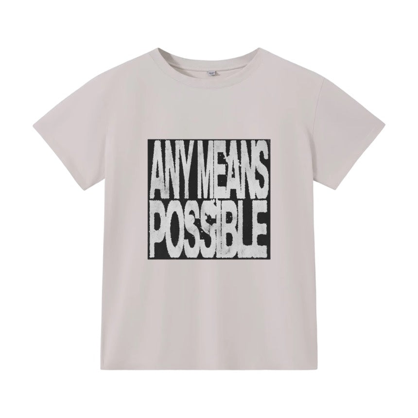 T-shirt coupe classique gris perle, pavé noir avec le texte Any Means Possible