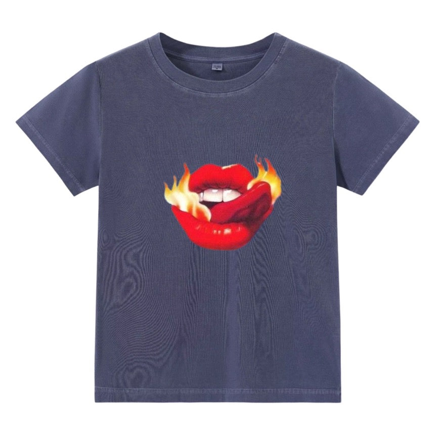 T-shirt coupe classique bleu ardoise, lèvres rouges léchées par des flammes