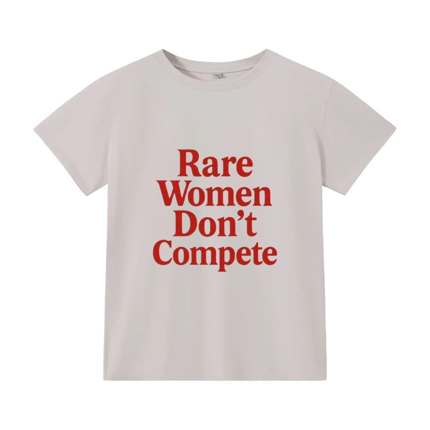 T-shirt coupe classique gris perle, texte rouge Rare Women Don't Compete