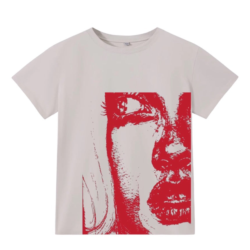 T-shirt coupe classique gris perle, visage tramé en rouge coupé par le bord de l'image