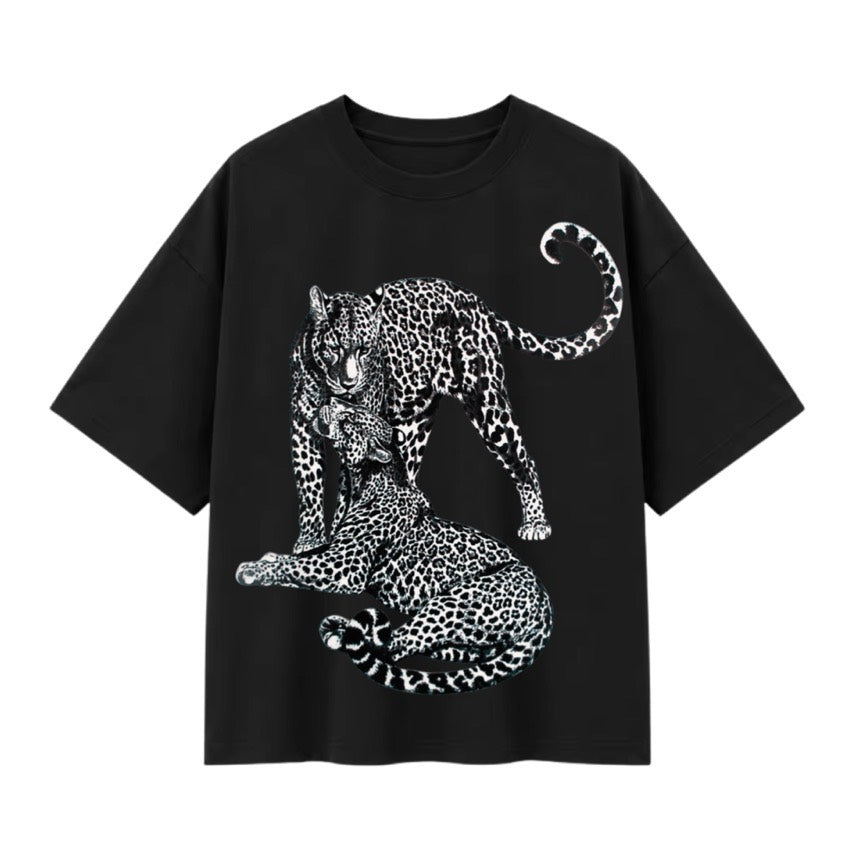 T-shirt oversize noir, deux léopards enlacés en noir et blanc