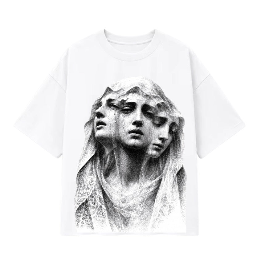 T-shirt oversize blanc, trois visages voilés dessinés au pointillé