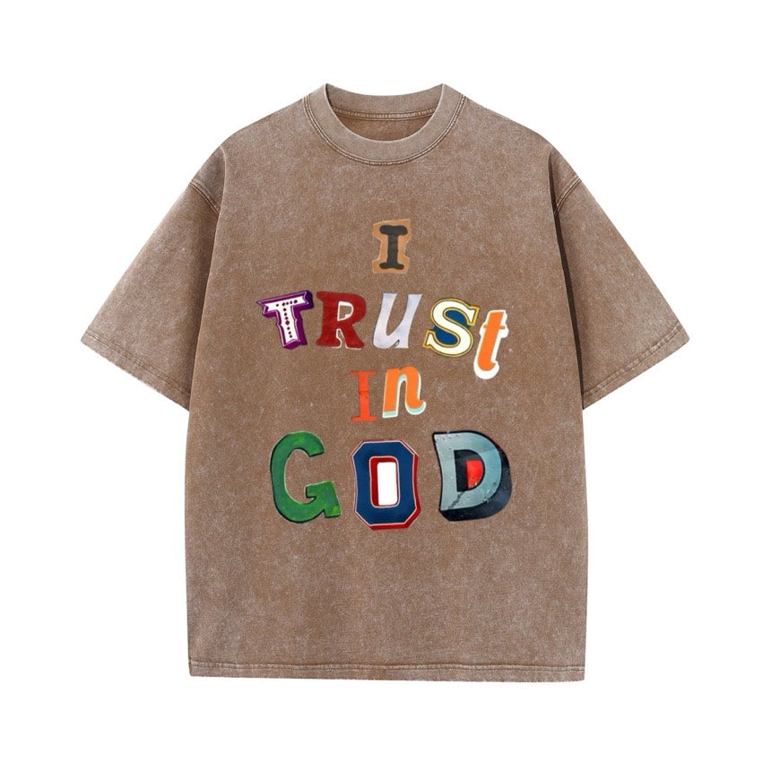 T-shirt oversize taupe délavé, lettrage multicolore I Trust In God