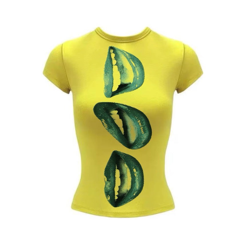 T-shirt jaune ajusté, trois bouches tramées en vert alignées verticalement