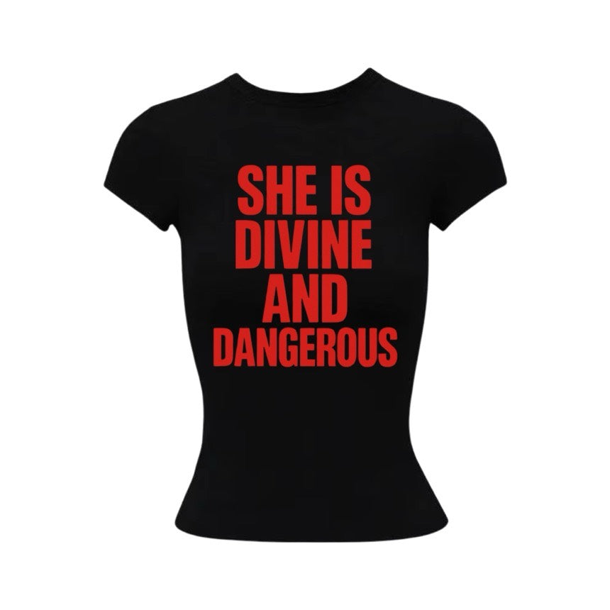 T-shirt noir ajusté, lettrage rouge She Is Divine And Dangerous