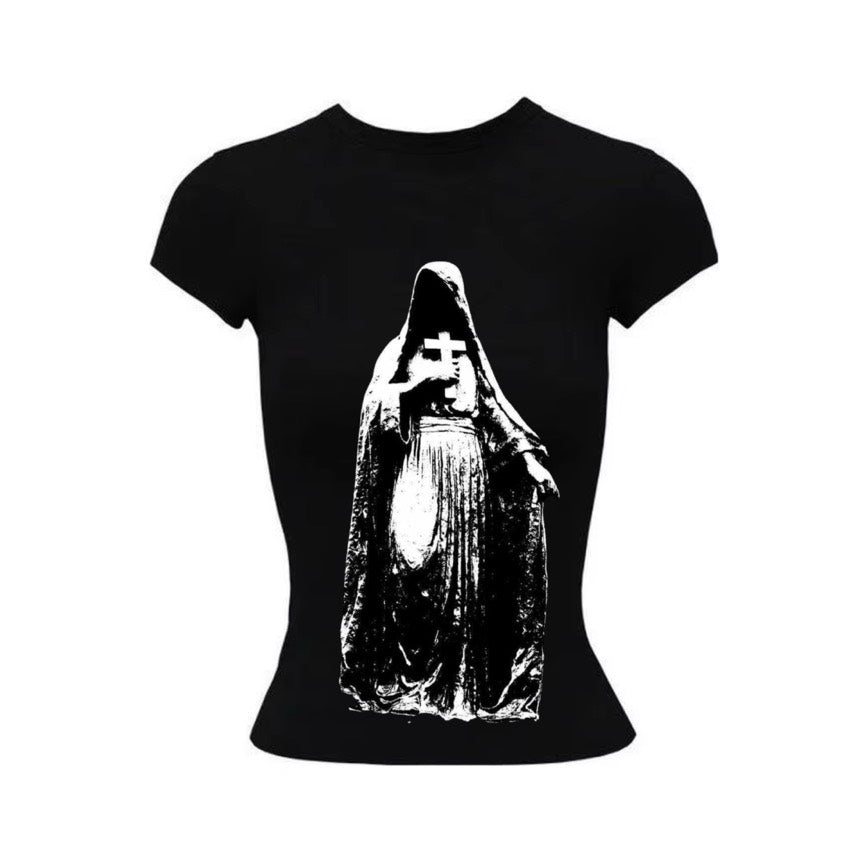 T-shirt noir ajusté, figure voilée en contraste élevé portant une croix