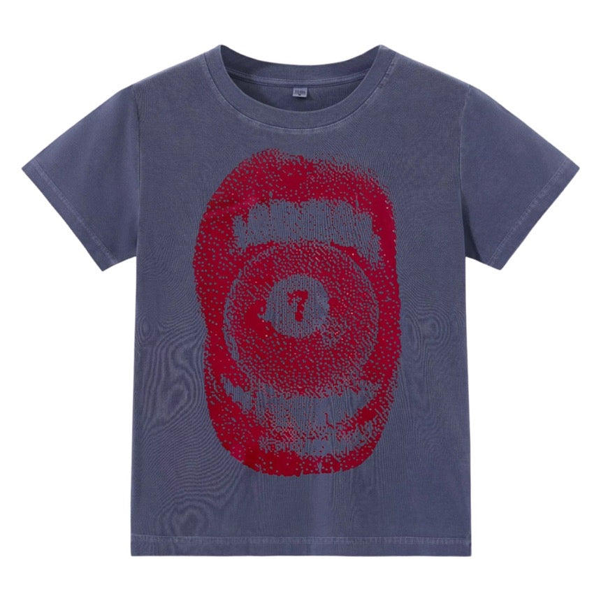 T-shirt coupe classique bleu ardoise, bouche rouge ouverte sur une boule de billard numéro sept