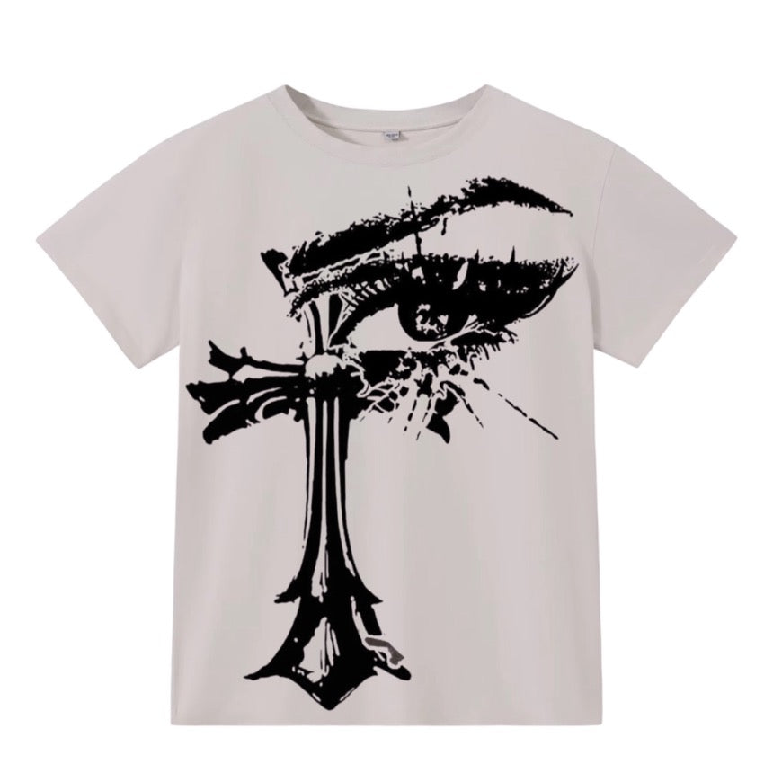 T-shirt coupe classique gris perle, croix gothique noire surmontée d'un œil