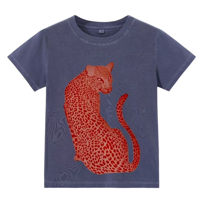 T-shirt coupe classique bleu ardoise, léopard rouge assis de profil