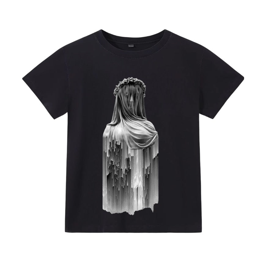 T-shirt coupe classique noire, statue voilée dont le bas se dissout en pixels