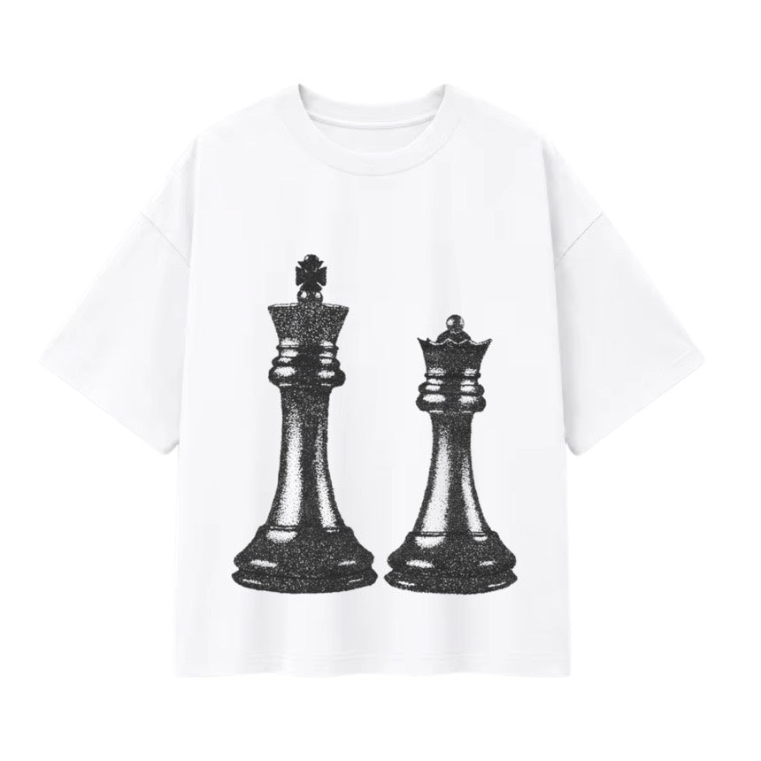 T-shirt oversize blanc, un roi et une reine d'échecs tramés en noir