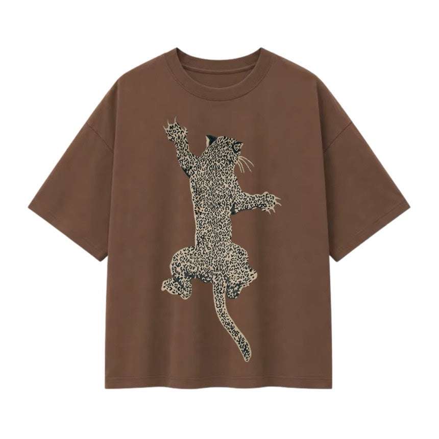 T-shirt oversize brun, léopard grimpant dessiné au trait