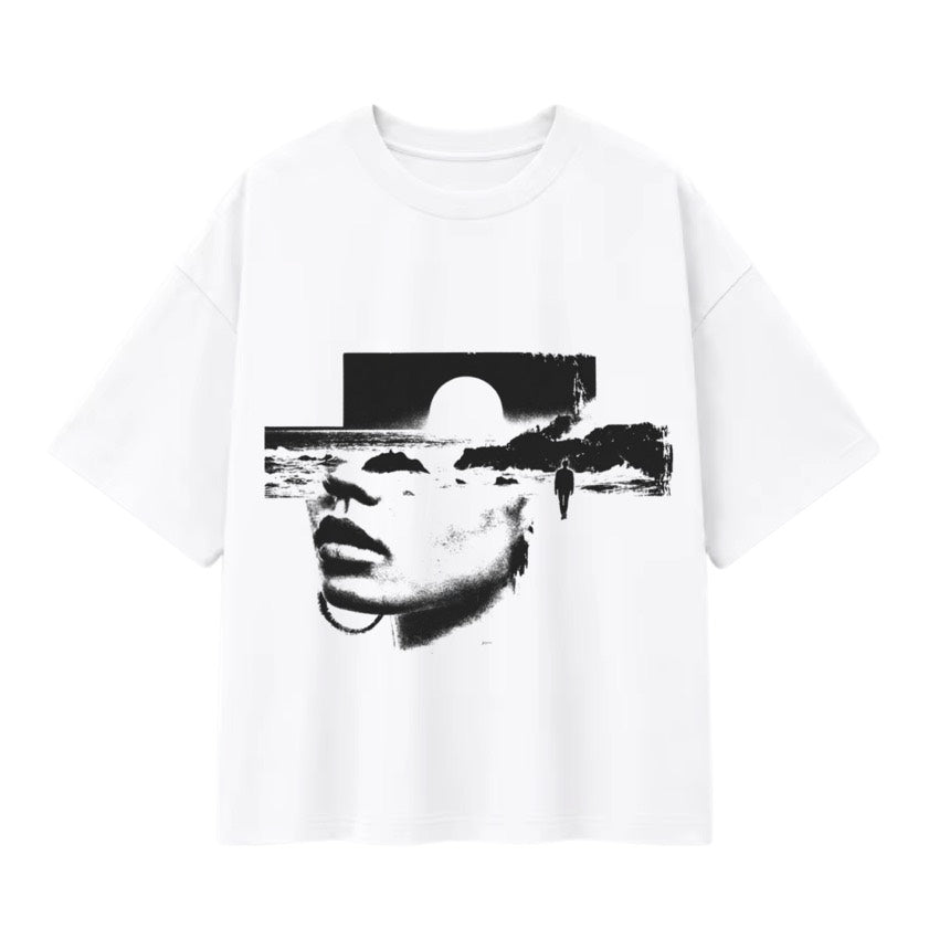 T-shirt oversize blanc, visage en double exposition avec un horizon marin