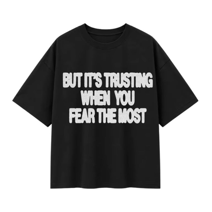T-shirt oversize noir, texte blanc But It's Trusting When You Fear The Most