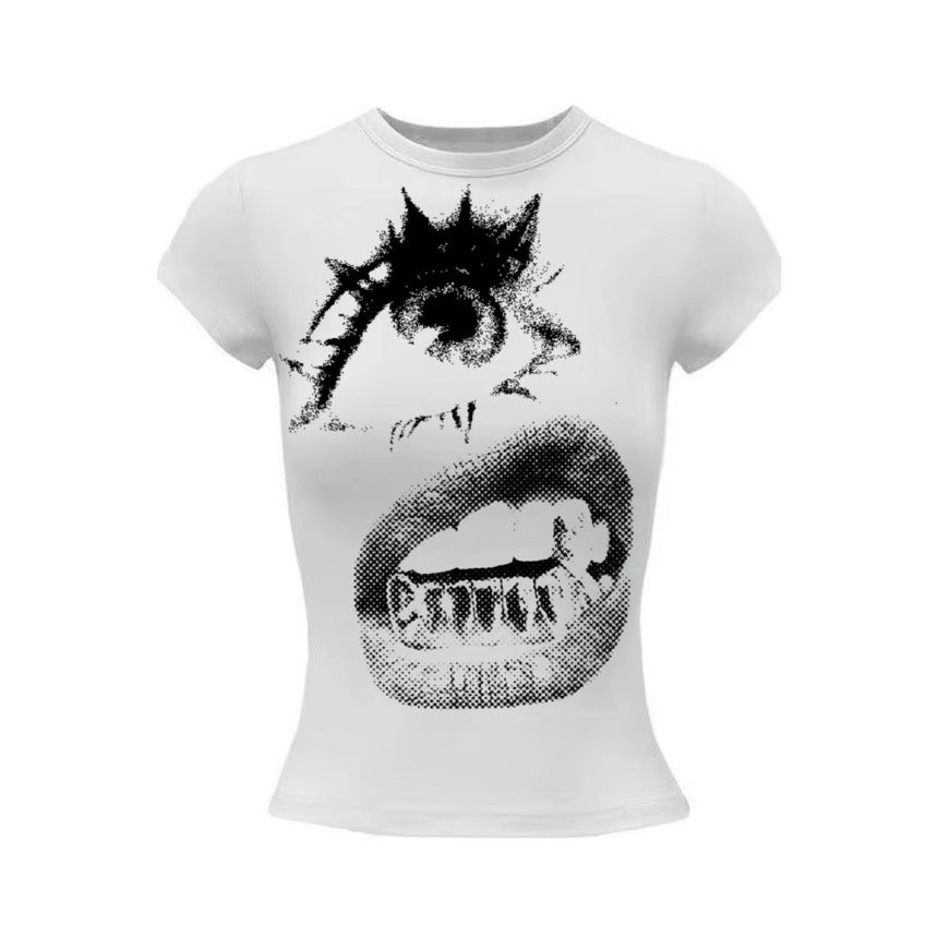 T-shirt blanc ajusté, imprimé d'un œil et d'une bouche tramés en noir